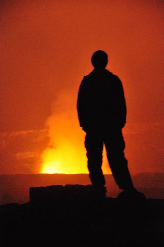 De uma distância segura, admirando a erupção do Kilauea, no Volcanoes National Park, em Volcano, na Big Island, no Havaí